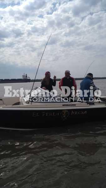 Los pescadores en plena competencia en el r&iacute;o Paran&aacute;