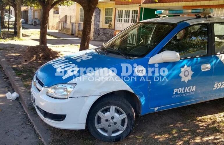 La policía actuó en el lugar hasta convencer a la familia que usurpaba la propiedad.