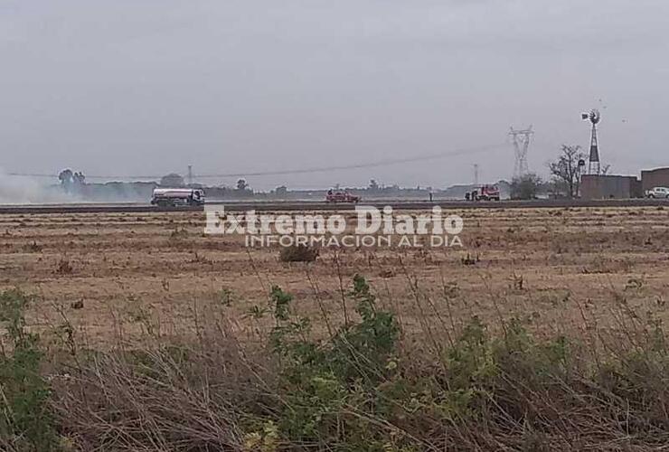 Imagen de Varias dotaciones de bomberos trabajan en incendio en zona rural