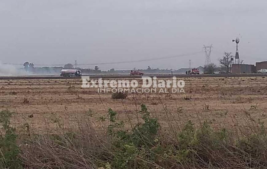 Imagen de Varias dotaciones de bomberos trabajan en incendio en zona rural