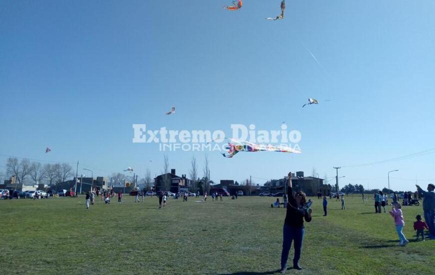 Imagen de Barrileteada municipal para recibir la primavera