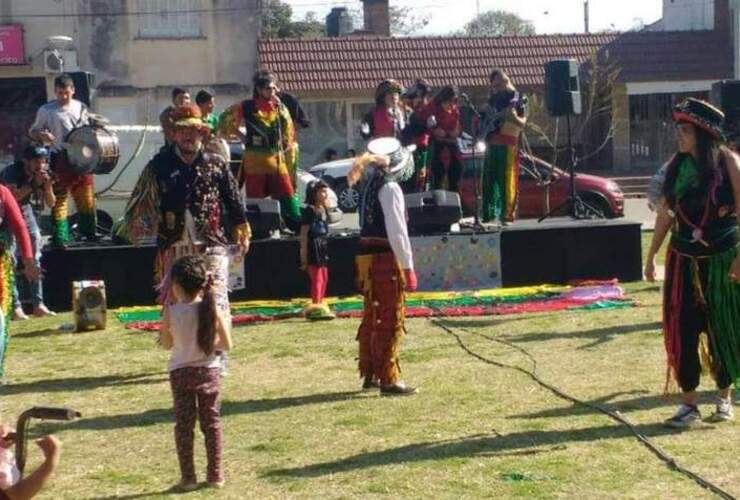 La murga se presentó abriendo las acciones en el Parque Central.