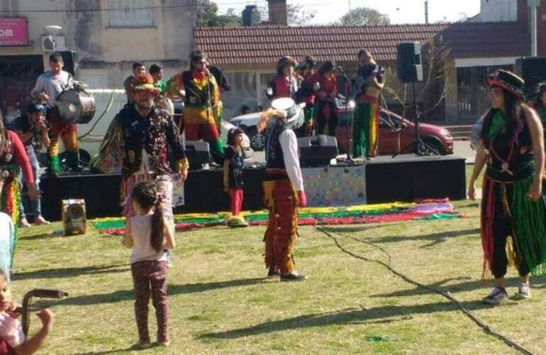 La murga se presentó abriendo las acciones en el Parque Central.