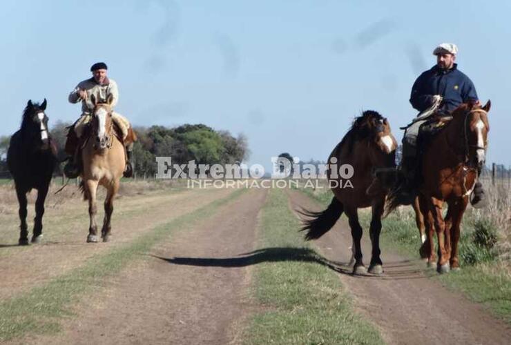 Unirán Fighiera con Lujan a caballos; unos 270 km.