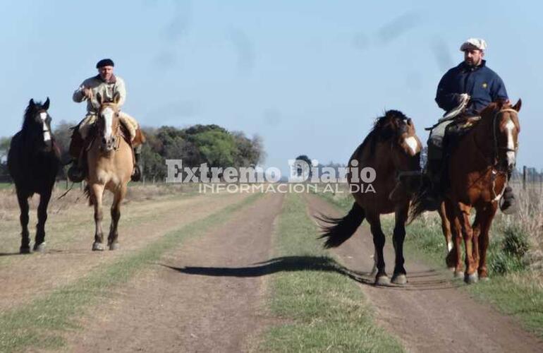 Unirán Fighiera con Lujan a caballos; unos 270 km.