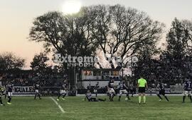 El cl&aacute;sico fue peleado en la mirad de la cancha en los 90 minutos.