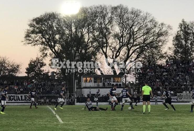 El clásico fue peleado en la mirad de la cancha en los 90 minutos.