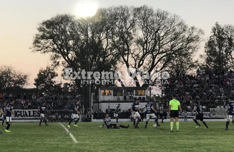 El clásico fue peleado en la mirad de la cancha en los 90 minutos.