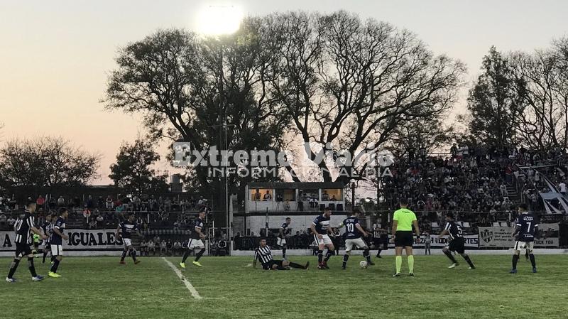 El cl&aacute;sico fue peleado en la mirad de la cancha en los 90 minutos.