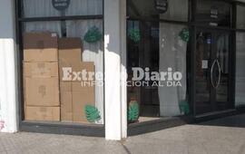 En el panel da&ntilde;ado, colocaron provisoriamente cartones hasta poder reponerlo.