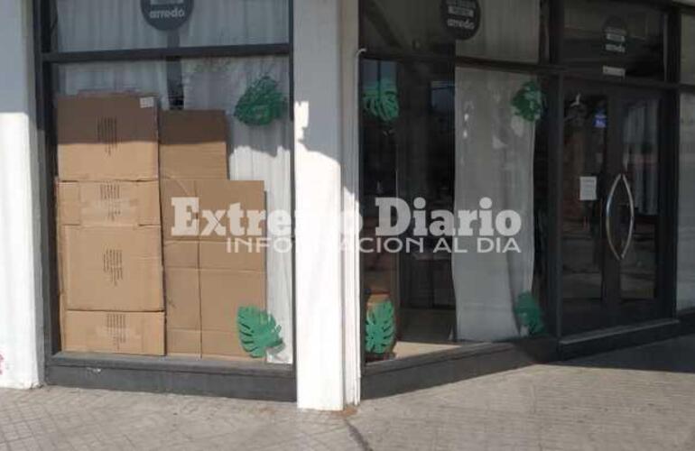 En el panel da&ntilde;ado, colocaron provisoriamente cartones hasta poder reponerlo.