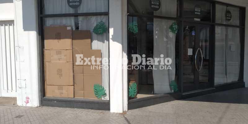 En el panel da&ntilde;ado, colocaron provisoriamente cartones hasta poder reponerlo.