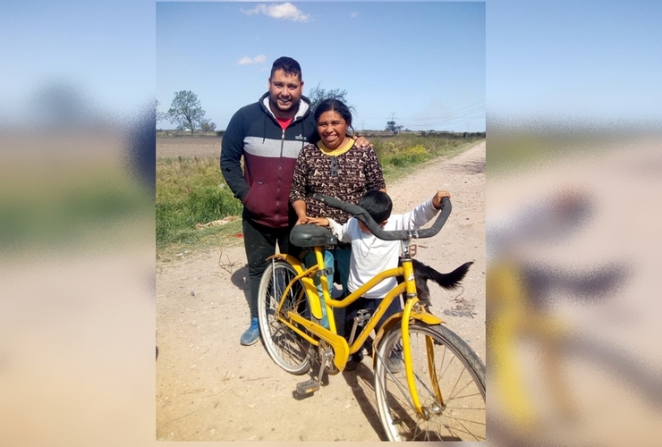 Rostros felices. Claudia recibiendo la bici de parte de Joel.