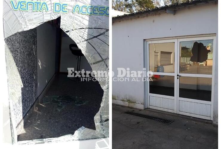 Foto 1: El boquete en la puerta de la casa de informática / Foto 2: El daño a uno de los cristales del club de Fighiera