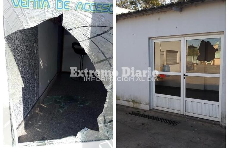 Foto 1: El boquete en la puerta de la casa de informática / Foto 2: El daño a uno de los cristales del club de Fighiera