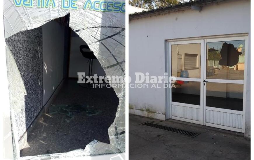 Foto 1: El boquete en la puerta de la casa de inform&aacute;tica / Foto 2: El da&ntilde;o a uno de los cristales del club de Fighiera
