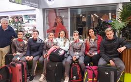 La delegaci&oacute;n de nadadores locales viajando a la competencia en Per&uacute;.