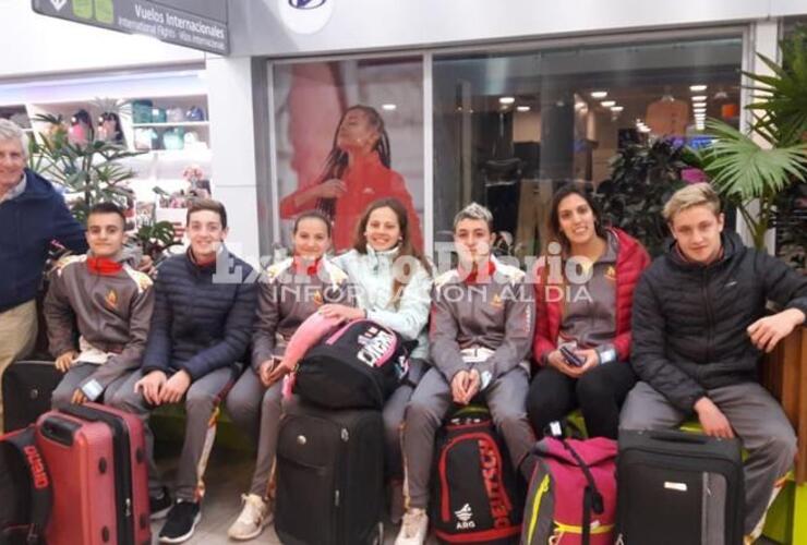 La delegación de nadadores locales viajando a la competencia en Perú.