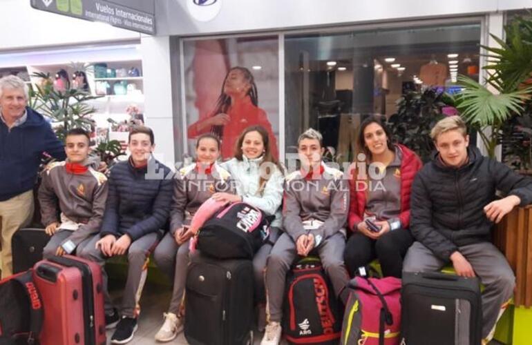 La delegación de nadadores locales viajando a la competencia en Perú.