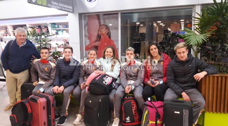 La delegaci&oacute;n de nadadores locales viajando a la competencia en Per&uacute;.