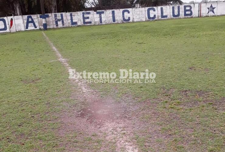 La lluvia intensa de los últimos días impidió el desarrollo del partido.