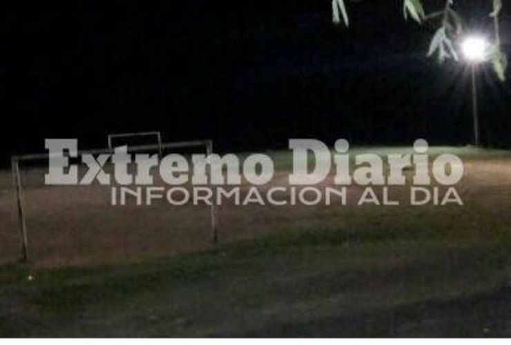 La Comuna iluminó el sector de cancha de fútbol del barrio.