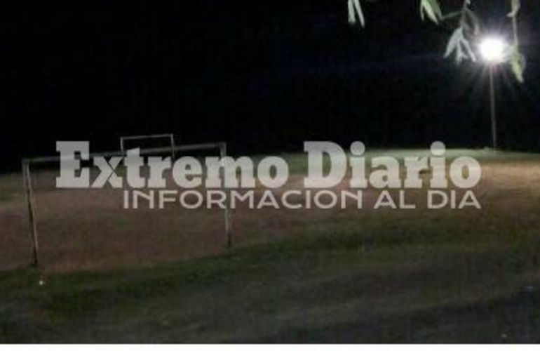 La Comuna iluminó el sector de cancha de fútbol del barrio.