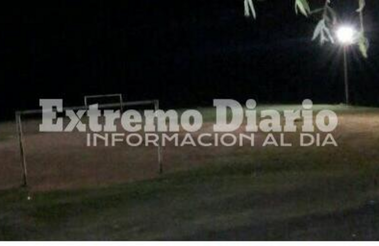 La Comuna ilumin&oacute; el sector de cancha de f&uacute;tbol del barrio.