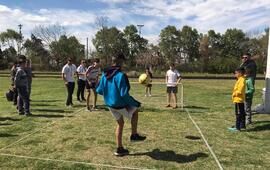 Imagen de Tarde a puro sol, diversi&oacute;n y f&uacute;tbol - tenis en el Paseo Pedro Spina