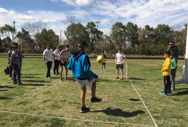 Imagen de Tarde a puro sol, diversión y fútbol - tenis en el Paseo Pedro Spina