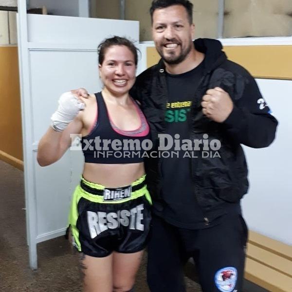 Priscila festejando ser Campeona en Chile con su entrenador.