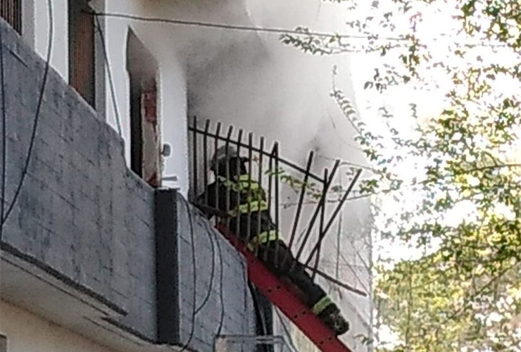 Imagen de Incendio en departamentos dejó dos muertos y un herido grave