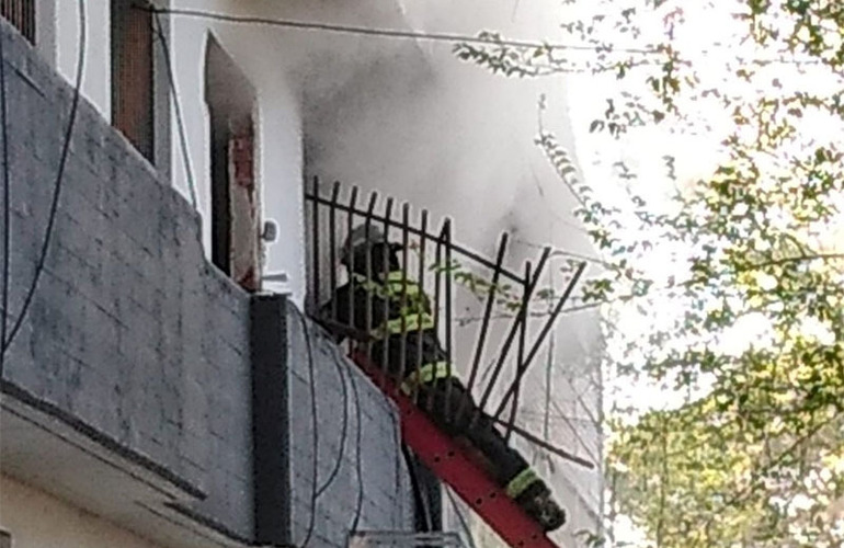 Imagen de Incendio en departamentos dejó dos muertos y un herido grave