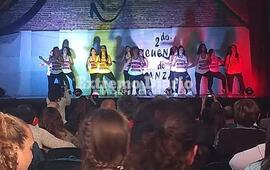 Las chicas bailando ante la atenta mirada del p&uacute;blico.