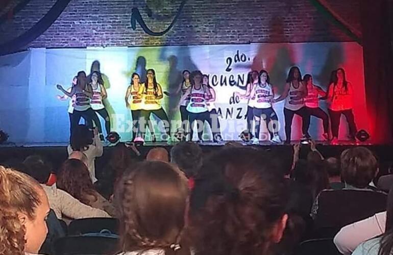 Las chicas bailando ante la atenta mirada del p&uacute;blico.