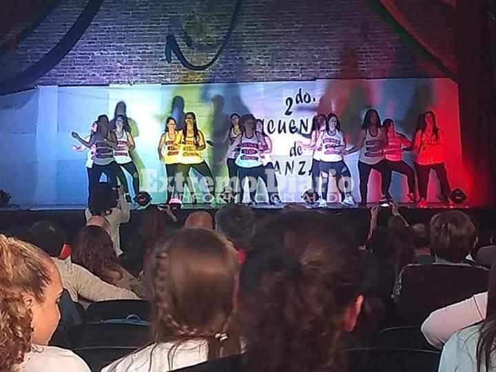 Las chicas bailando ante la atenta mirada del p&uacute;blico.