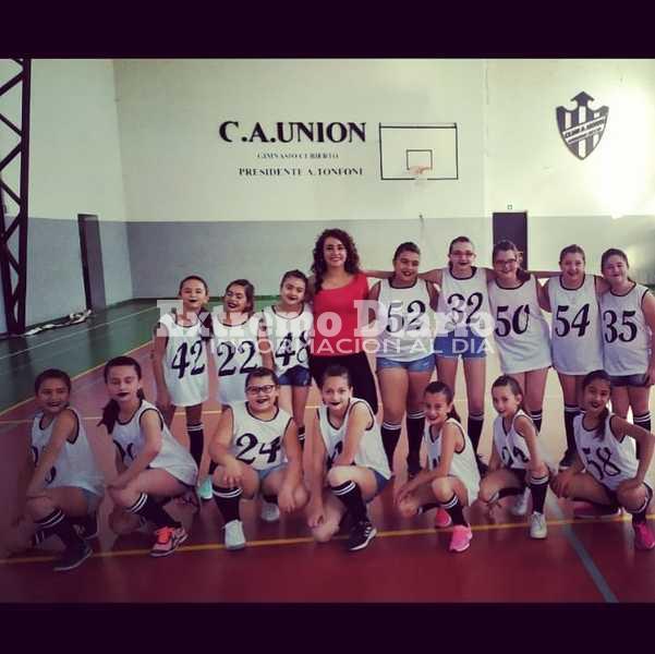 La profe Baby y sus j&oacute;venes alumnas de Uni&oacute;n.