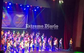 El grupo Juvenil bailando en pleno teatro Broadway.