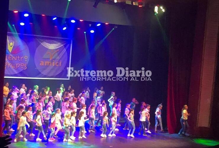 El grupo Juvenil bailando en pleno teatro Broadway.