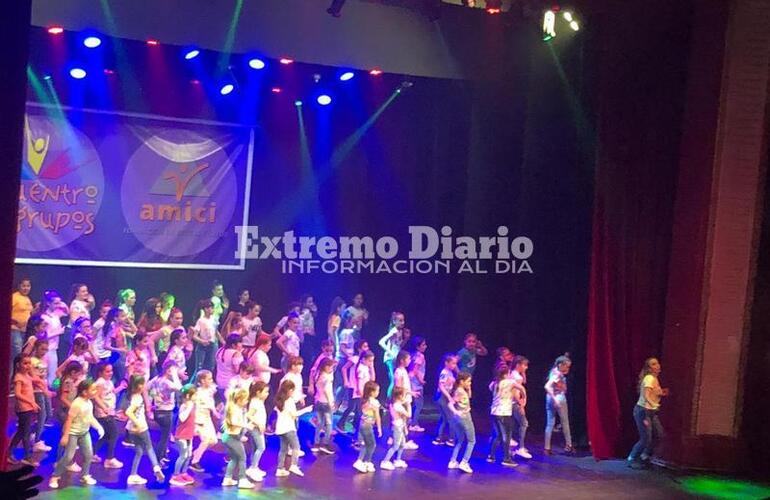 El grupo Juvenil bailando en pleno teatro Broadway.