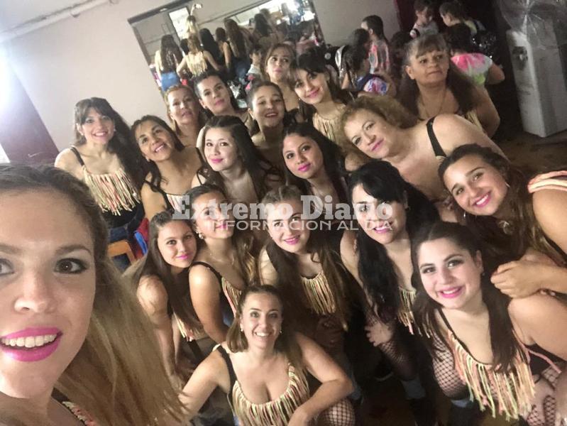 La profe y sus alumnas, felices luego de bailar.