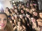 La profe y sus alumnas, felices luego de bailar.