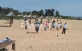 Los chicos disfrutan de un hermoso d&iacute;a en el predio del Club