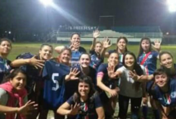 El equipo femenino de A.S.A.C. felices mostrando los 5 dedos por los 5 goles.