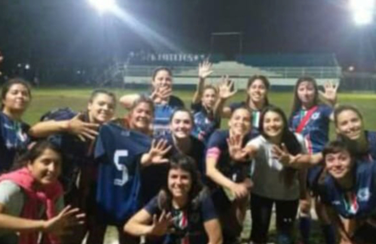 El equipo femenino de A.S.A.C. felices mostrando los 5 dedos por los 5 goles.