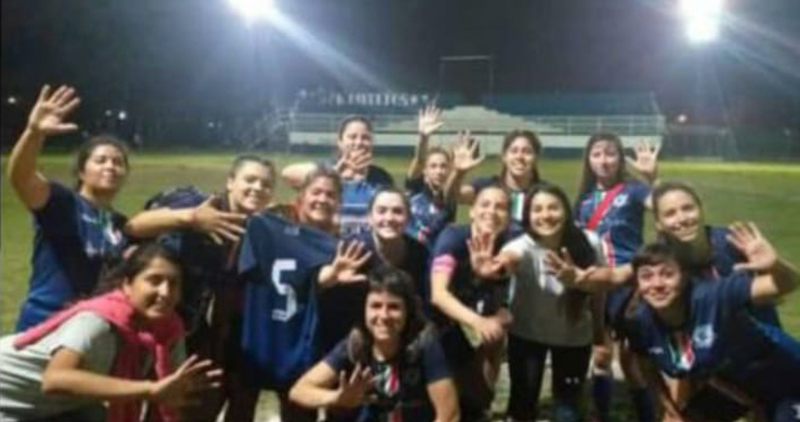 El equipo femenino de A.S.A.C. felices mostrando los 5 dedos por los 5 goles.