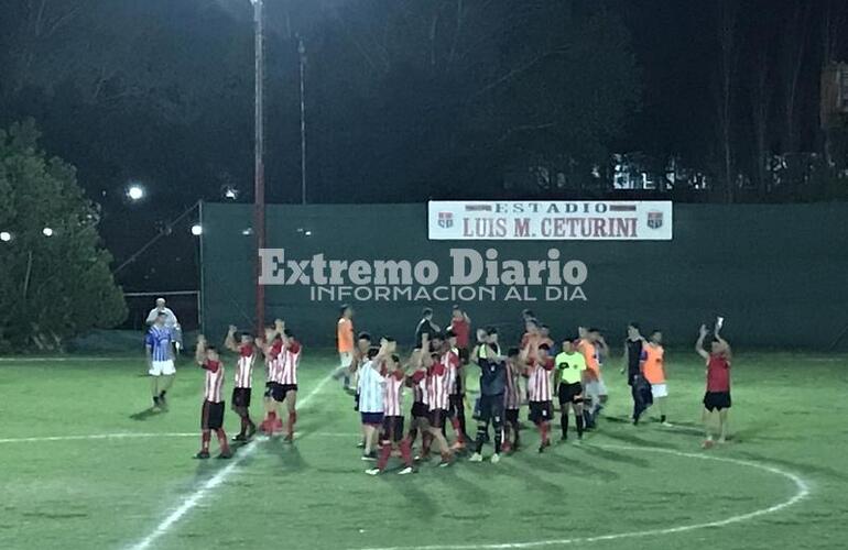 Festejo de la Academia villense tras ganar en Arroyo Seco.