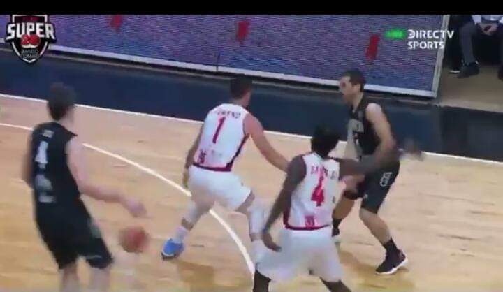 La "Naranja" ya pas&oacute; entre las piernas de su marcador y se transform&oacute; en doble de Tintorelli.