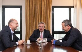 Perotti, Fern&aacute;ndez y Javkin se reunieron en el piso 15 de un hotel del centro de la ciudad.
