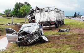 Destrozado. El autom&oacute;vil se estrell&oacute; frontalmente contra el cami&oacute;n.